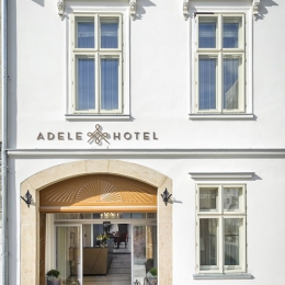 Adele Hotel - bejárat nappal